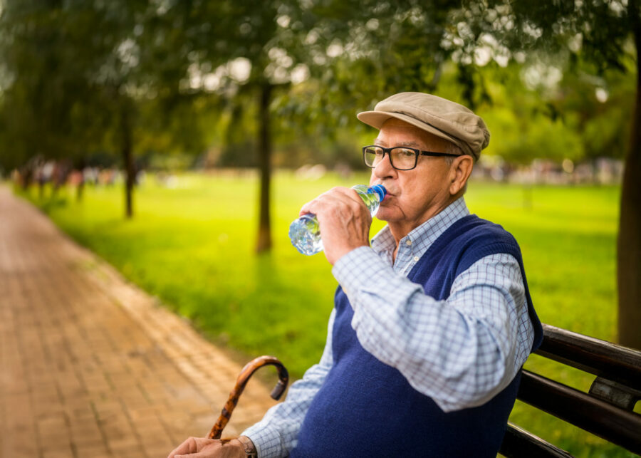 Evita el golpe de calor en personas mayores y disfruta de un verano seguro