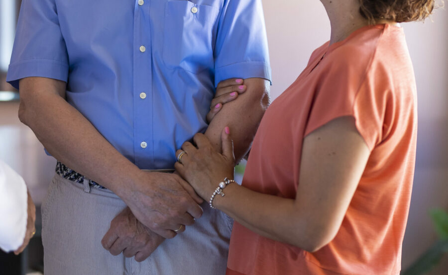 De generación en generación, la misma dedicación en el cuidado de personas mayores